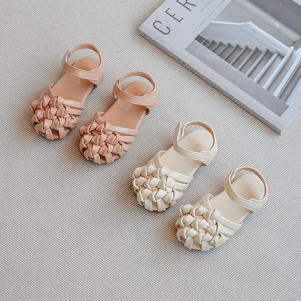 Laste nahast sandaalid plaastrite ja lameda tallaga