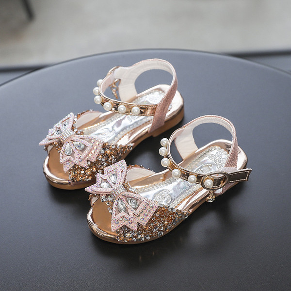 Elegantsed pärlite ja brokaadist sandaalid tüdrukule