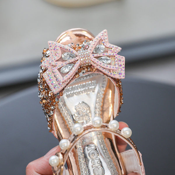 Elegantsed pärlite ja brokaadist sandaalid tüdrukule