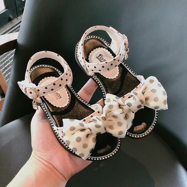 Moodsad täpilise paelaga laste sandaalid