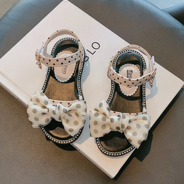 Moodsad täpilise paelaga laste sandaalid