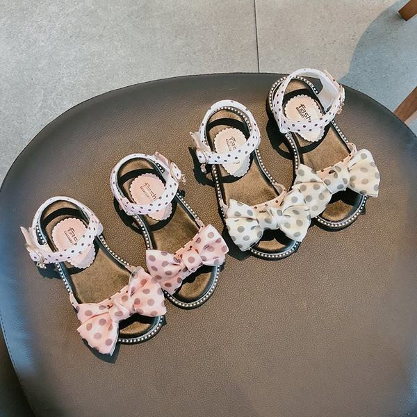 Moodsad täpilise paelaga laste sandaalid