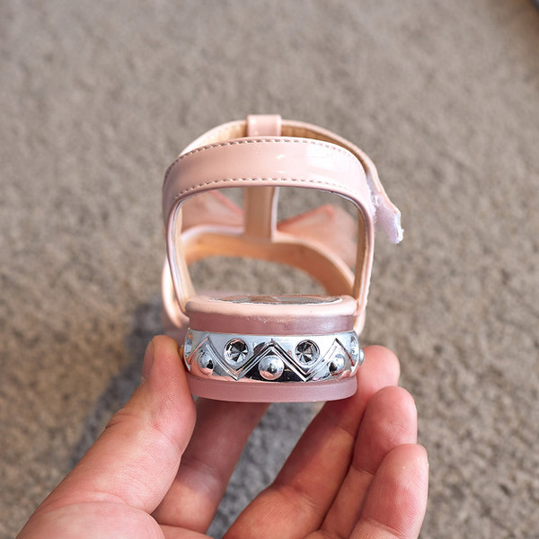 Jauns bērnu sandaļu modelis ar lenti un velcro