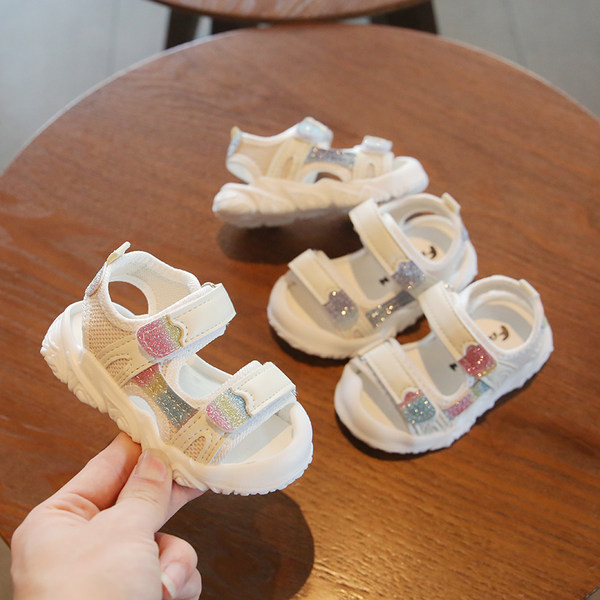 Lapiga ja läikiva efektiga vabaaja sandaalid lastele