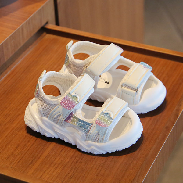 Lapiga ja läikiva efektiga vabaaja sandaalid lastele