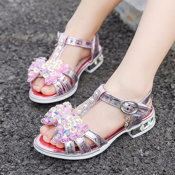 Novi model sandala za djevojčice na nisku četvrtastu petu