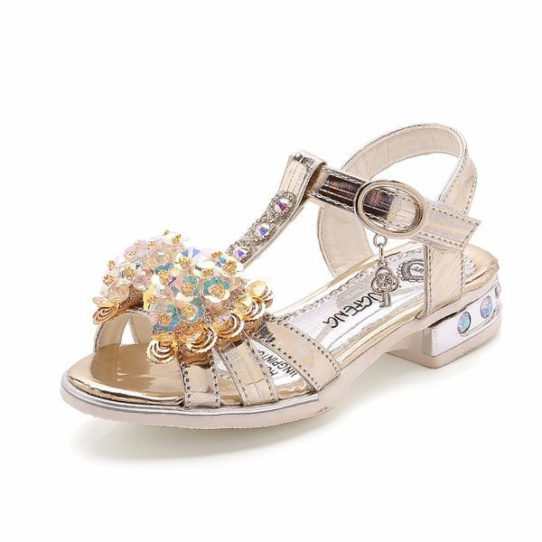 Novi model sandala za djevojčice na nisku četvrtastu petu