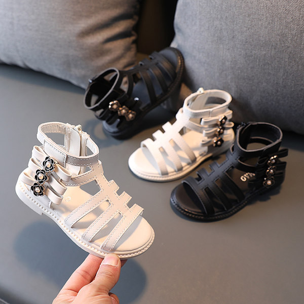 Laste sandaalid kunstnahast lukust ja metallelementidest