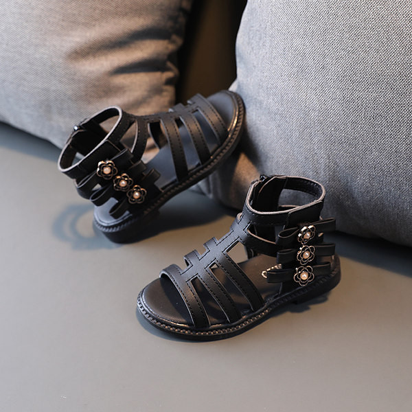 Laste sandaalid kunstnahast lukust ja metallelementidest