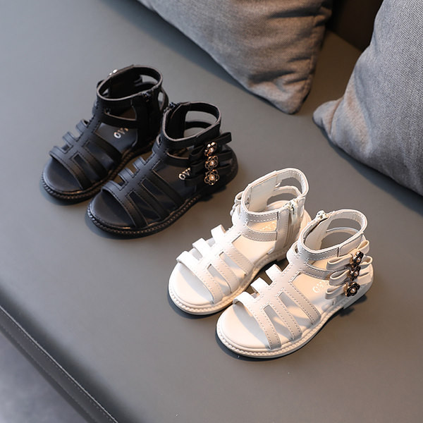 Laste sandaalid kunstnahast lukust ja metallelementidest