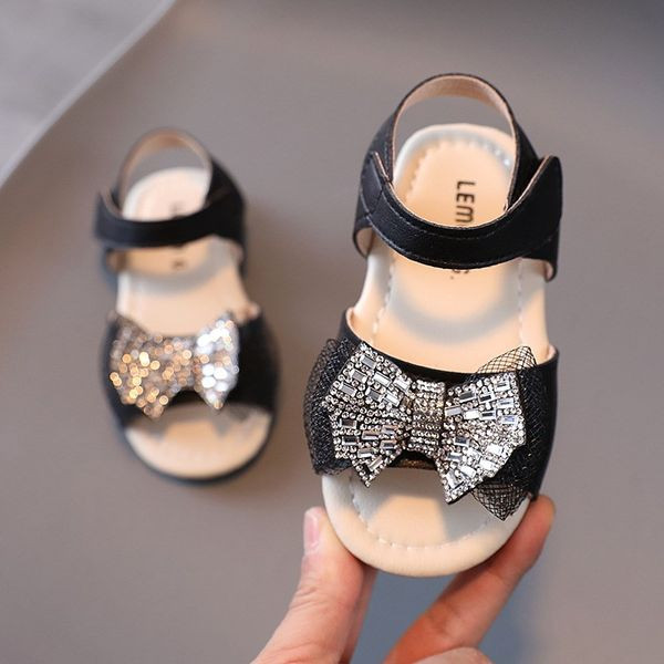 Μοντέρνα παιδικά σανδάλια για κορίτσια με γυαλιστερή κορδέλα και στερέωση velcro