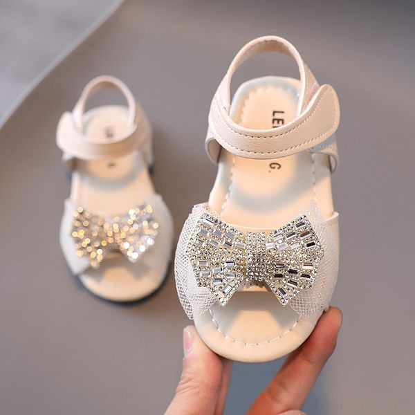 Μοντέρνα παιδικά σανδάλια για κορίτσια με γυαλιστερή κορδέλα και στερέωση velcro