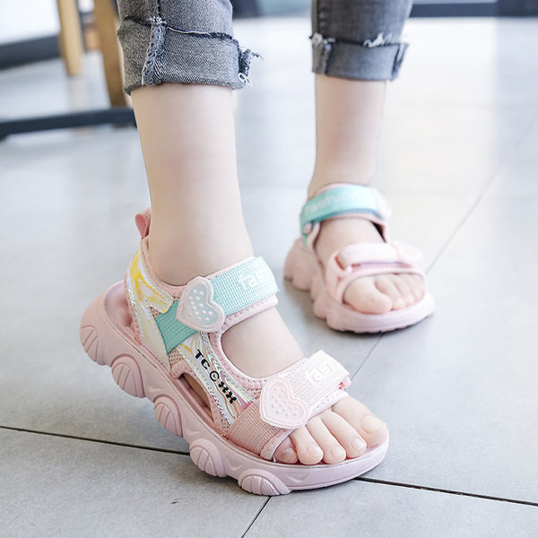 Νέο μοντέλο καλοκαιρινά σανδάλια με τραχιά σόλα