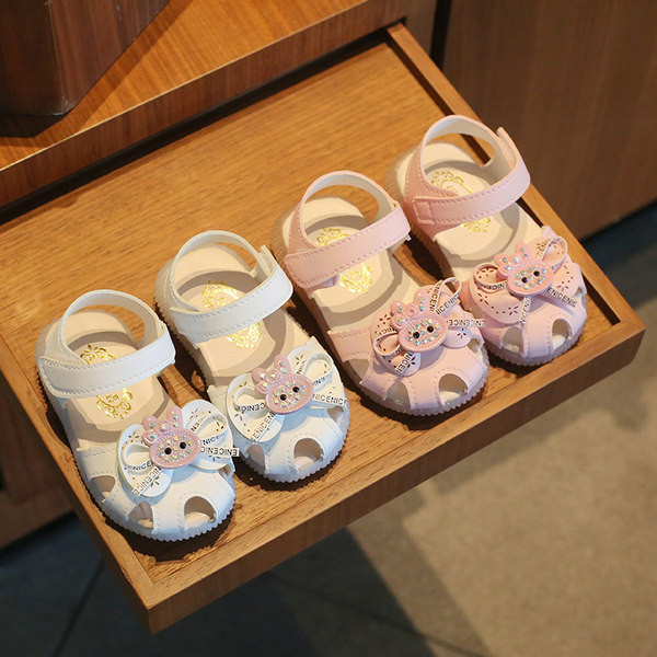 Valge ja roosa aplikatsiooniga nahast laste sandaalid