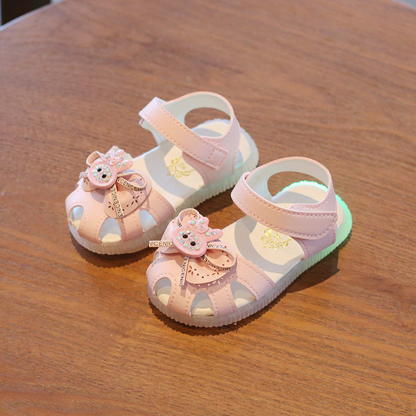 Valge ja roosa aplikatsiooniga nahast laste sandaalid