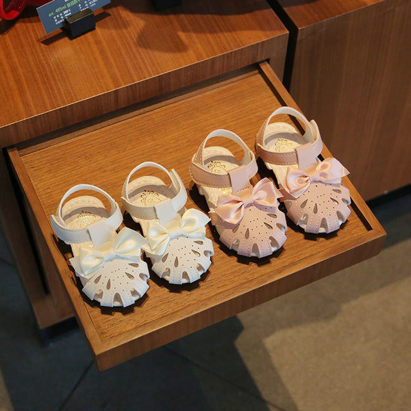 Kahes värvitoonis paelaga nahast laste sandaalid