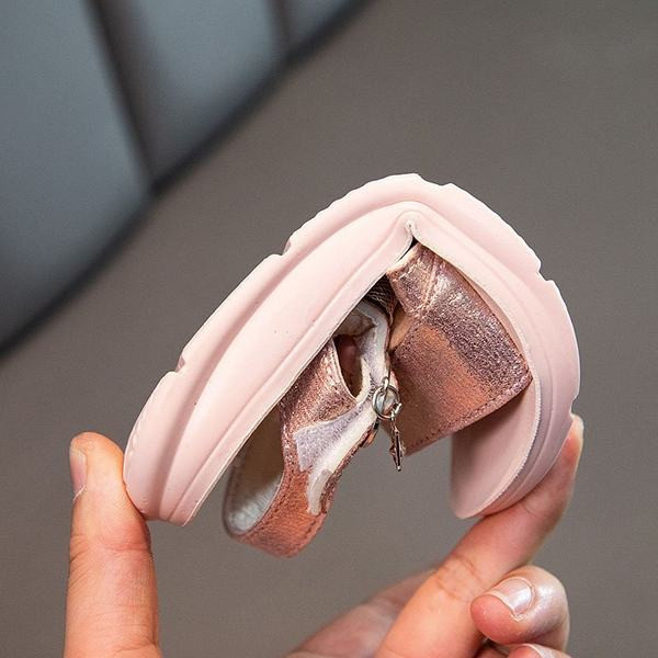 Μοντέρνα παιδικά σανδάλια από οικολογικό δέρμα με επίπεδη σόλα για κορίτσια