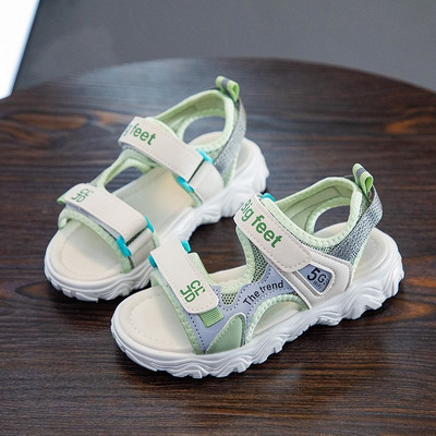 Uus mudel sportlik-casual sandaalid, mis on valmistatud ökonahast ja tekstiilist, kirjadega