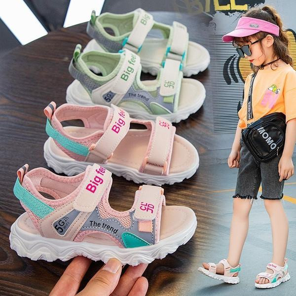 Uus mudel sportlik-casual sandaalid, mis on valmistatud ökonahast ja tekstiilist, kirjadega