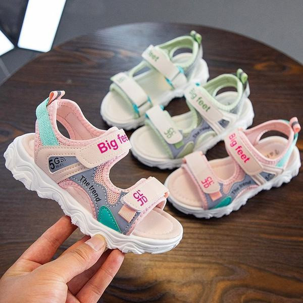 Uus mudel sportlik-casual sandaalid, mis on valmistatud ökonahast ja tekstiilist, kirjadega