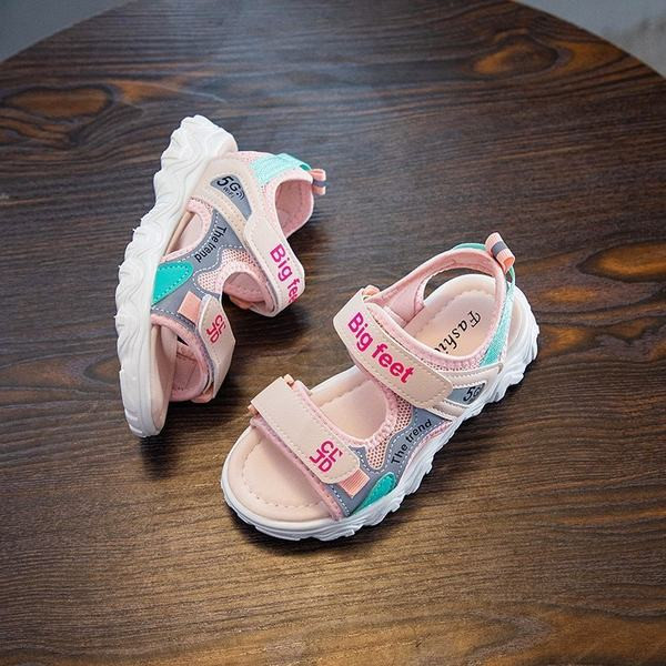 Uus mudel sportlik-casual sandaalid, mis on valmistatud ökonahast ja tekstiilist, kirjadega