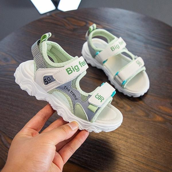 Uus mudel sportlik-casual sandaalid, mis on valmistatud ökonahast ja tekstiilist, kirjadega