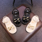 Μοντέρνα δερμάτινα σανδάλια με μεταλλική διακόσμηση