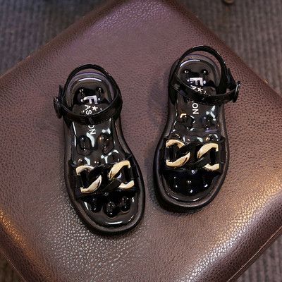 Μοντέρνα δερμάτινα σανδάλια με μεταλλική διακόσμηση