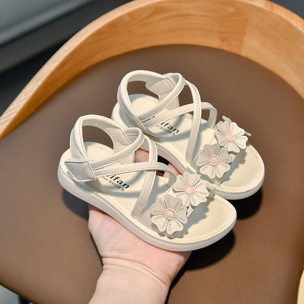 Vabaaja sandaalid takjakinnituse ja lillekaunistusega