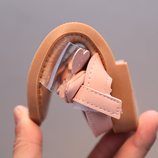 Laste nahast sandaalid lameda talla ja plaastritega