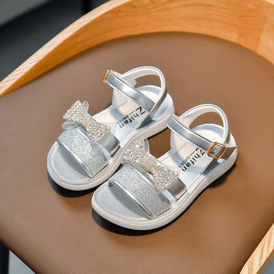 Dekoratiivkivide ja takjapaelaga laste sandaalid