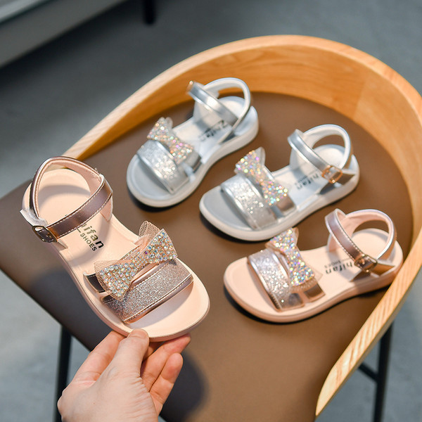 Dekoratiivkivide ja takjapaelaga laste sandaalid