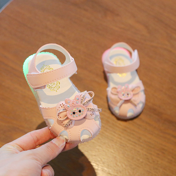 Bērnu sandales ar lentu un spīdīgu efektu divās krāsās