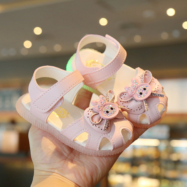 Bērnu sandales ar lentu un spīdīgu efektu divās krāsās