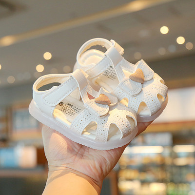 Roosa ja valge kleebisega laste sandaalid