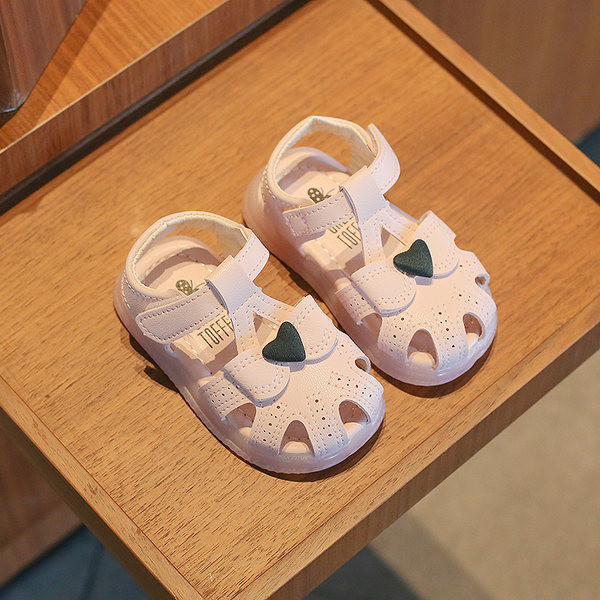 Roosa ja valge kleebisega laste sandaalid