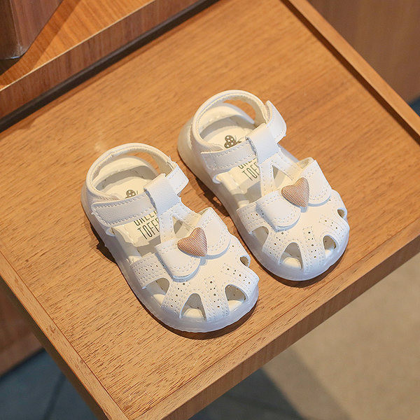 Roosa ja valge kleebisega laste sandaalid