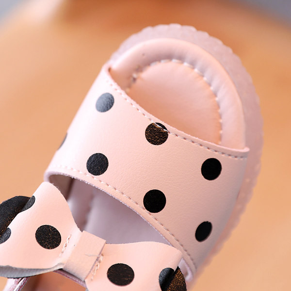 Täpilise paelaga laste sandaalid