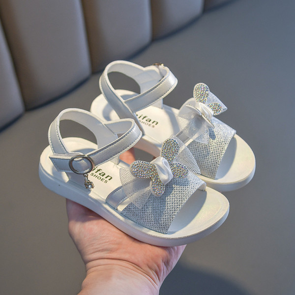 3D-kaunistusega takjakinnitusega laste sandaalid