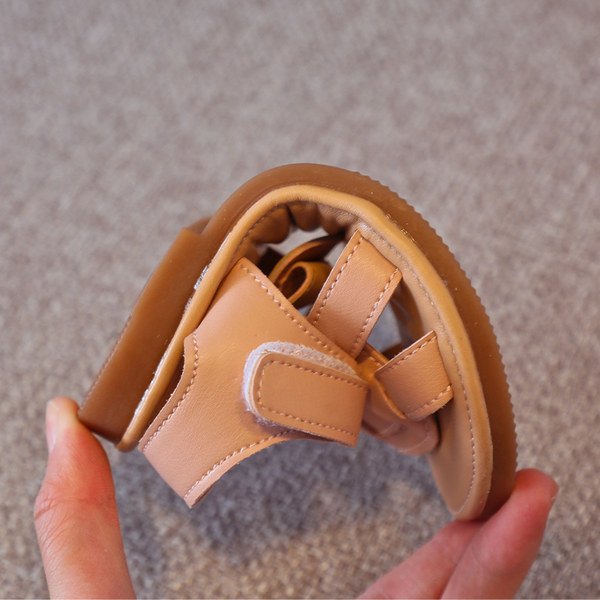 Kolmes värvitoonis takjapaelaga nahast laste sandaalid