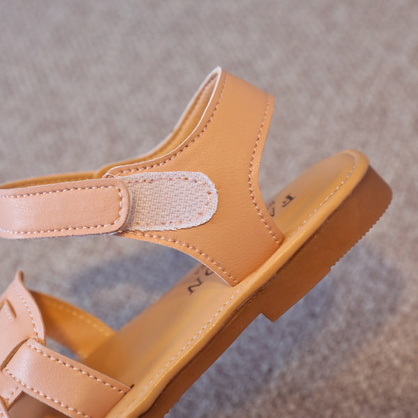 Kolmes värvitoonis takjapaelaga nahast laste sandaalid