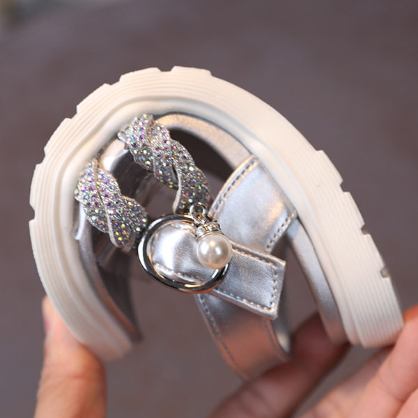 Παιδικά σανδάλια με λαμπερό αποτέλεσμα σε δύο χρώματα