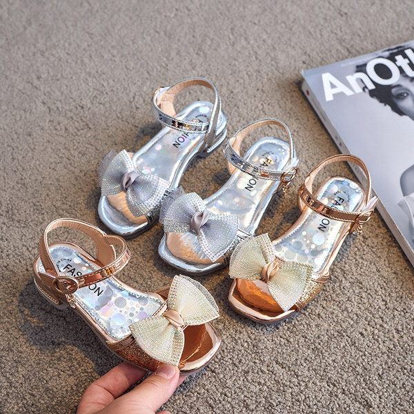 Μοντέρνα σανδάλια με κορδέλα και αγκράφα σε τρία χρώματα