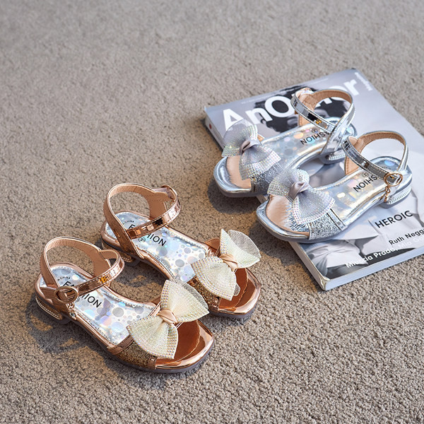 Μοντέρνα σανδάλια με κορδέλα και αγκράφα σε τρία χρώματα