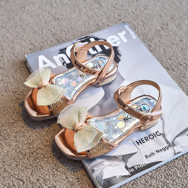 Μοντέρνα σανδάλια με κορδέλα και αγκράφα σε τρία χρώματα
