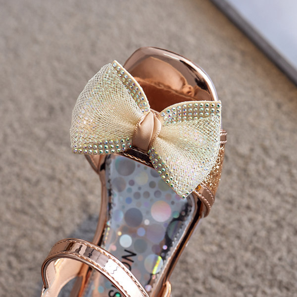 Μοντέρνα σανδάλια με κορδέλα και αγκράφα σε τρία χρώματα