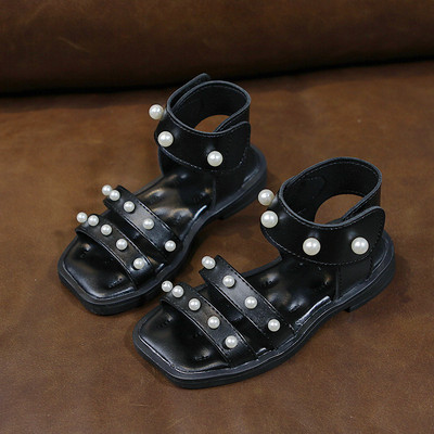 Bērnu ādas sandales, kas dekorētas ar pērlēm un ielāpu