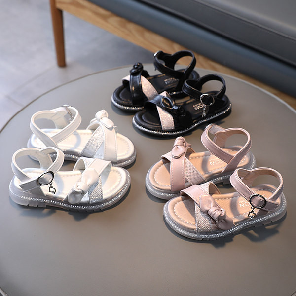 Mūsdienīgas sandales meitenēm ar dekorācijas akmeņiem un lentu