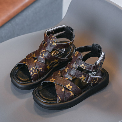 Tüdrukutele sobivad valged ja mustad laste sandaalid