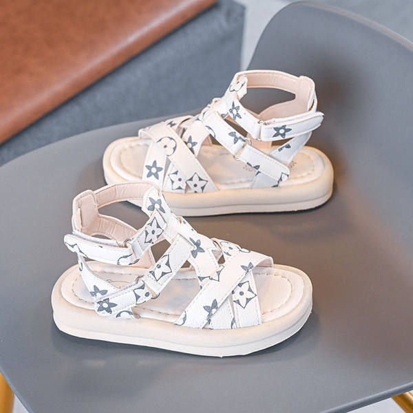 Tüdrukutele sobivad valged ja mustad laste sandaalid